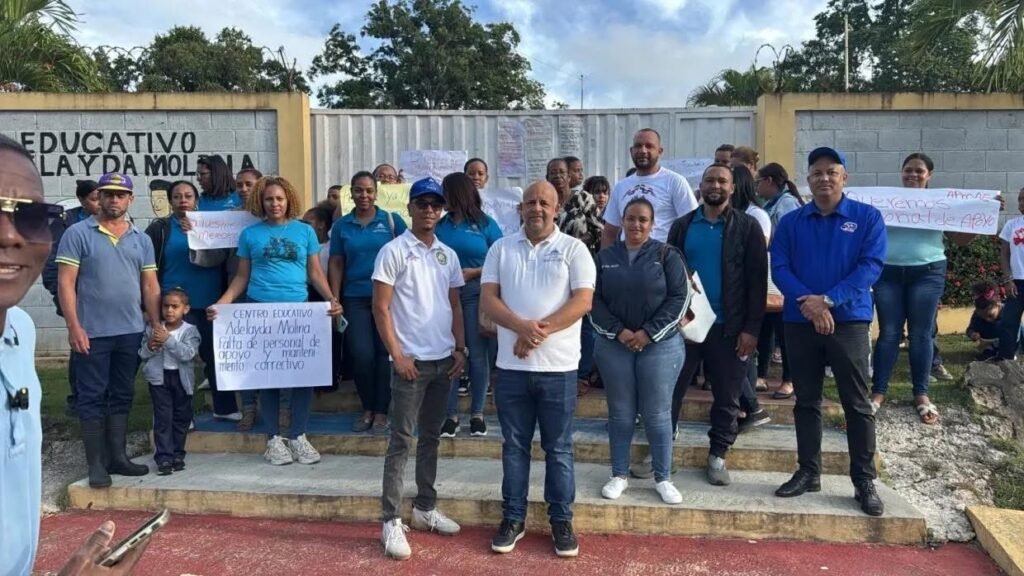 Padres y comunitarios protestan frente al Centro Educativo Adelayda Molina exigiendo más personal de apoyo.