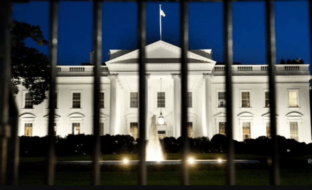 Furgoneta se estrella cerca de la Casa Blanca y provoca cierre de seguridad en Washington