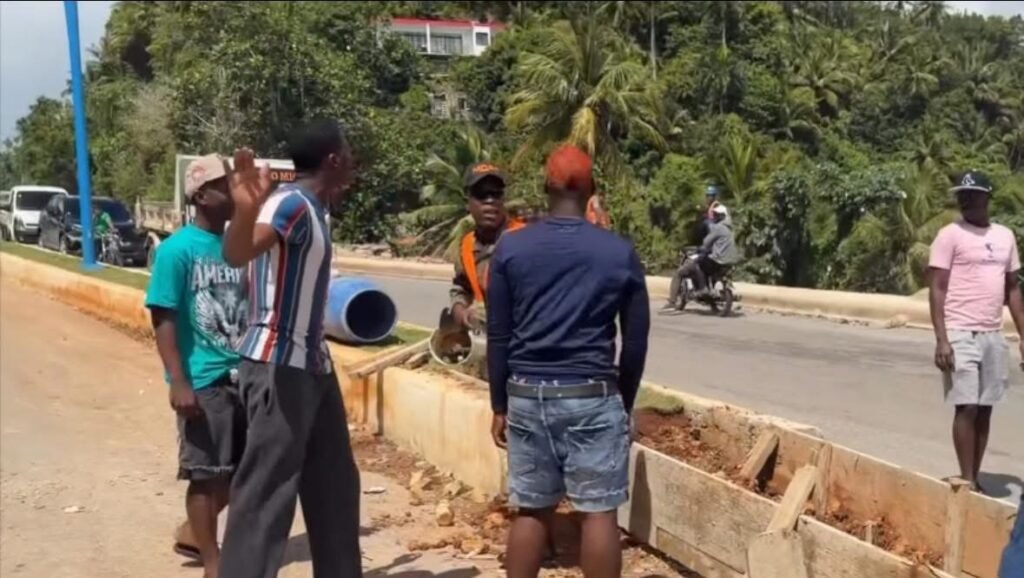 Tensión en Samaná: residentes del barrio El Play se oponen al cierre de acceso al Play Municipal