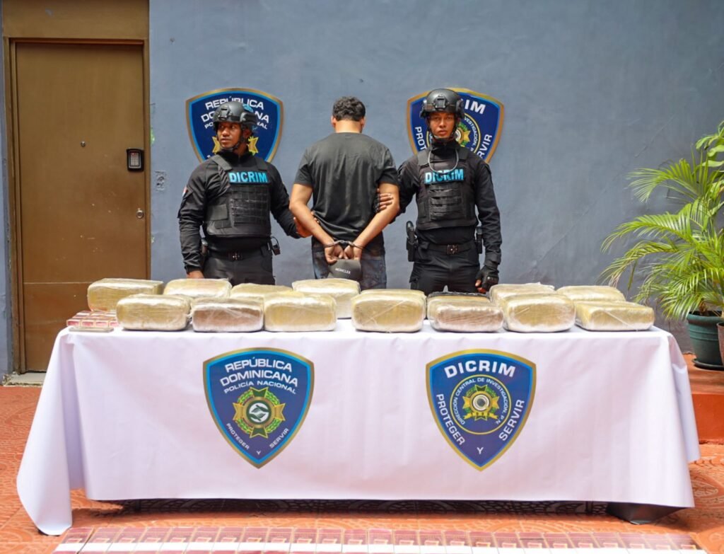 Policía Nacional apresa hombre al que le ocupa 15 pacas de presunta marihuana y 197 paquetes de cigarrillos ilícitos en Villas Agrícolas, DN