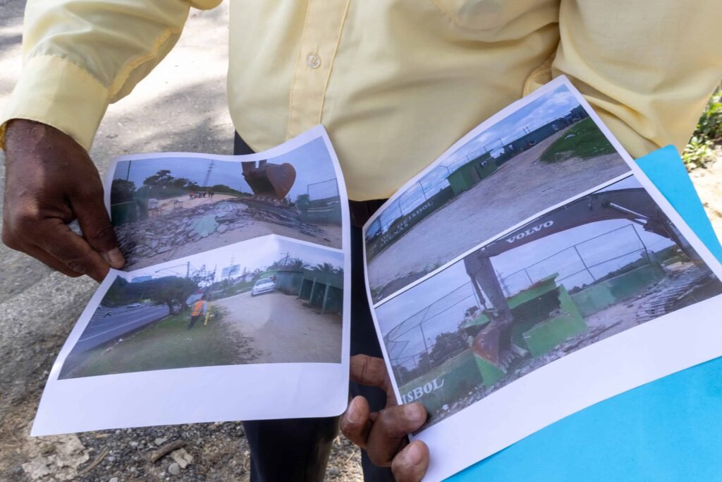 Cedieron parte del play para un puente peatonal; tres años después esperan que MOPC les cumpla