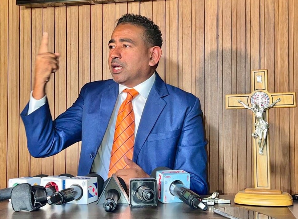 Detienen al comunicador Nelson Gutiérrez hasta pagar fianza en caso por presunta difamación a exdirector PN