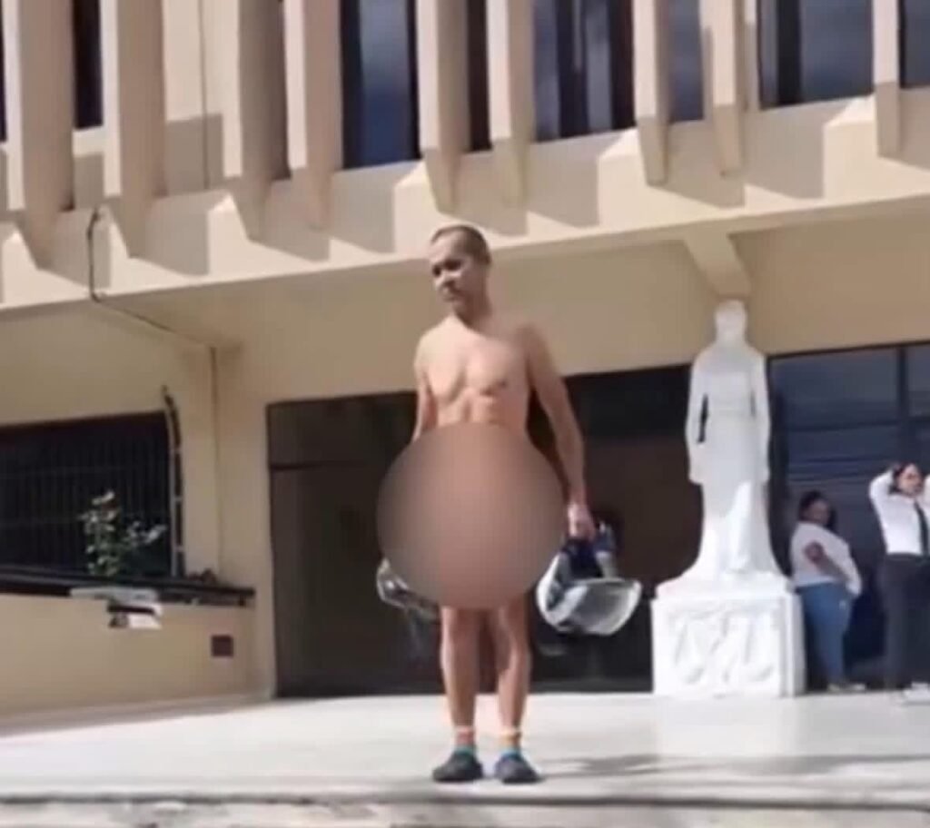 Hombre protagoniza incidente al desnudarse en el Palacio de Justicia de San Francisco de Macorís