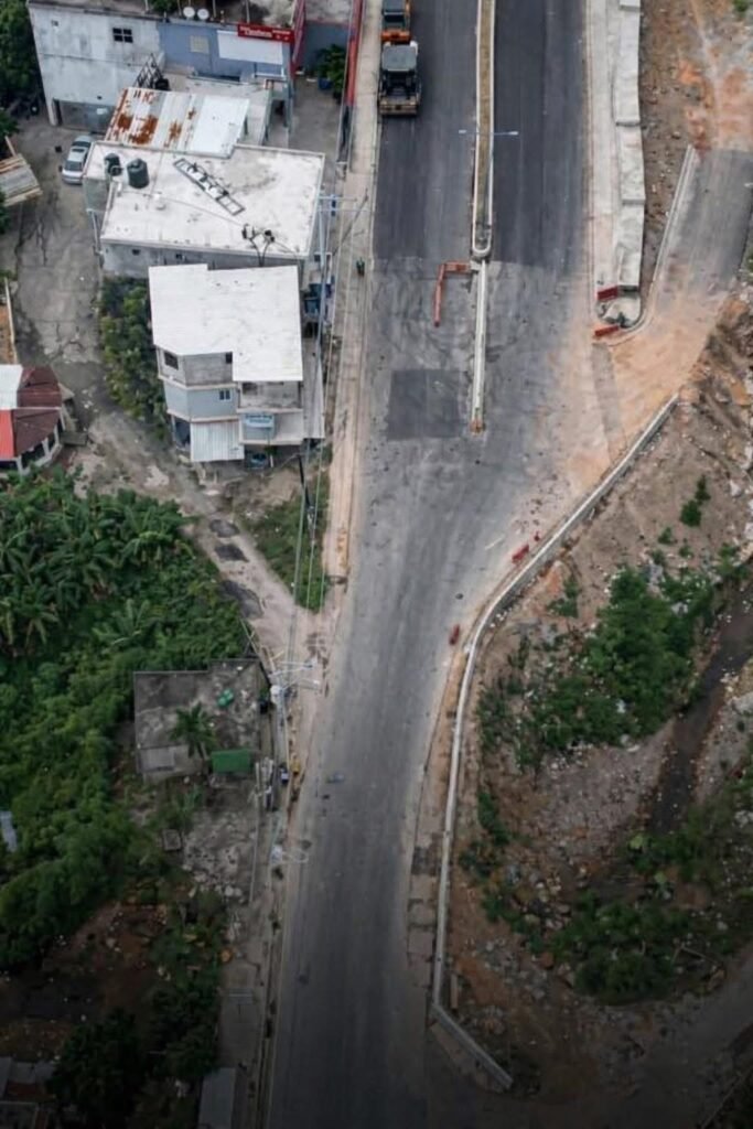 “Muro de la Vergüenza”: comunitarios denuncian graves fallas en entrada de Samaná y alertan al presidente Abinader