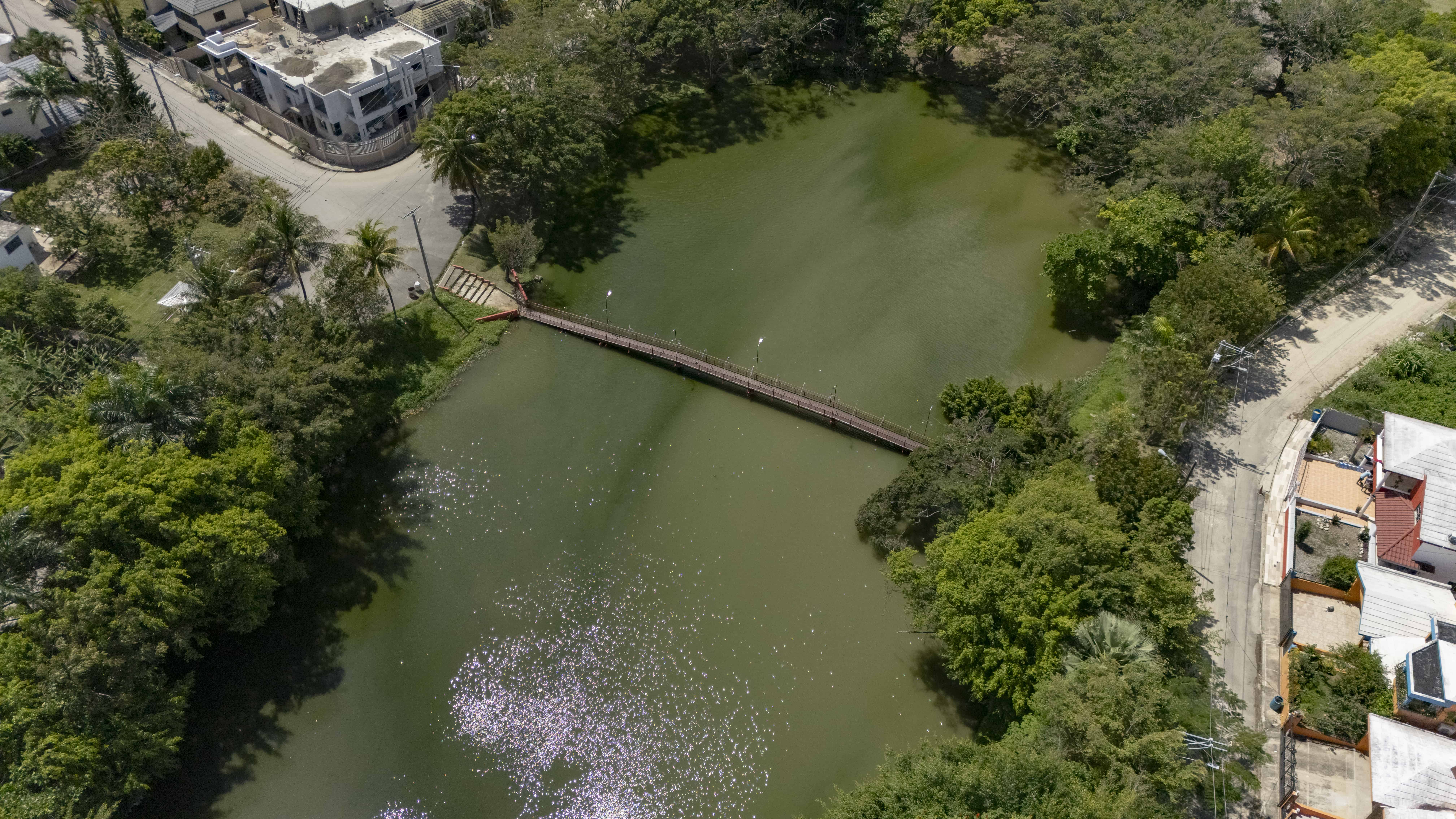 Vecinos alzan la voz por laguna contaminada y obras inconclusas en residencial Paraíso del Caribe