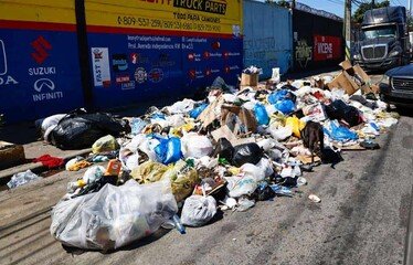 Aceras con basura, maleza y parqueos que complican el paso peatonal en Santo Domingo Oeste