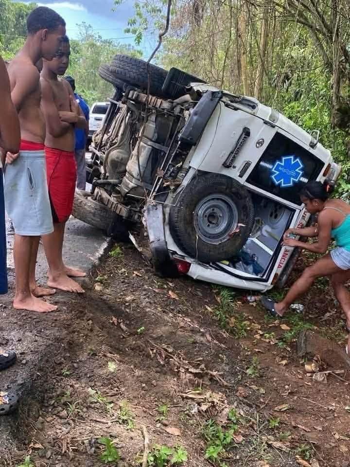 Ambulancia del 911 sufre accidente en Don Juan durante traslado de emergencia