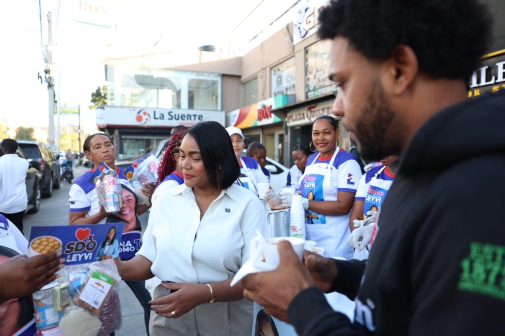 Diputada Leyvi Bautista entrega kits de habichuelas con dulce en Santo Domingo Oeste