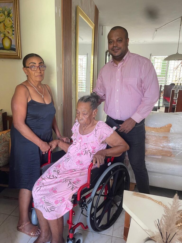 Kuki y Luciano donan silla de ruedas en Herrera, SDO