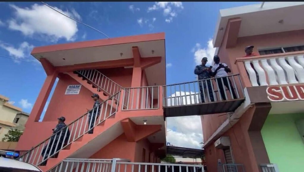Hallan ciudadano haitiano sin vida en hotel de Maimón; investigan causas del fallecimiento