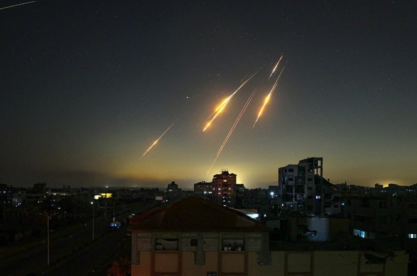 Misiles iraníes causan graves daños materiales en Tel Aviv