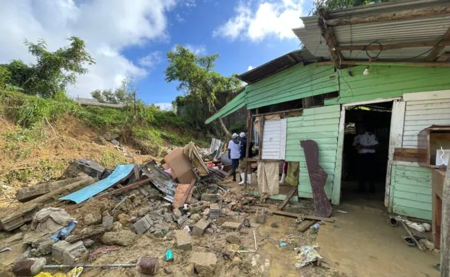 Tragedia en Santo Domingo Oeste: niña fallece tras colapso de pared por intensas lluvias