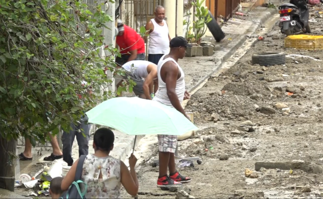 Inundaciones mantienen en zozobra a residentes en Manoguayabo; denuncian abandono de autoridades