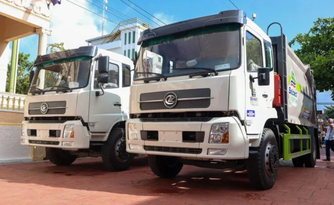 Alcalde Juan Ramón Hernández compra dos camiones compactadores para reforzar la recolección en Salcedo