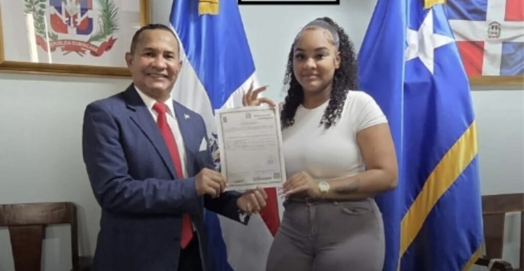 Carlos A. Ramírez Filpo rompe 24 años de apatridia en Curazao: joven obtiene por fin su identidad