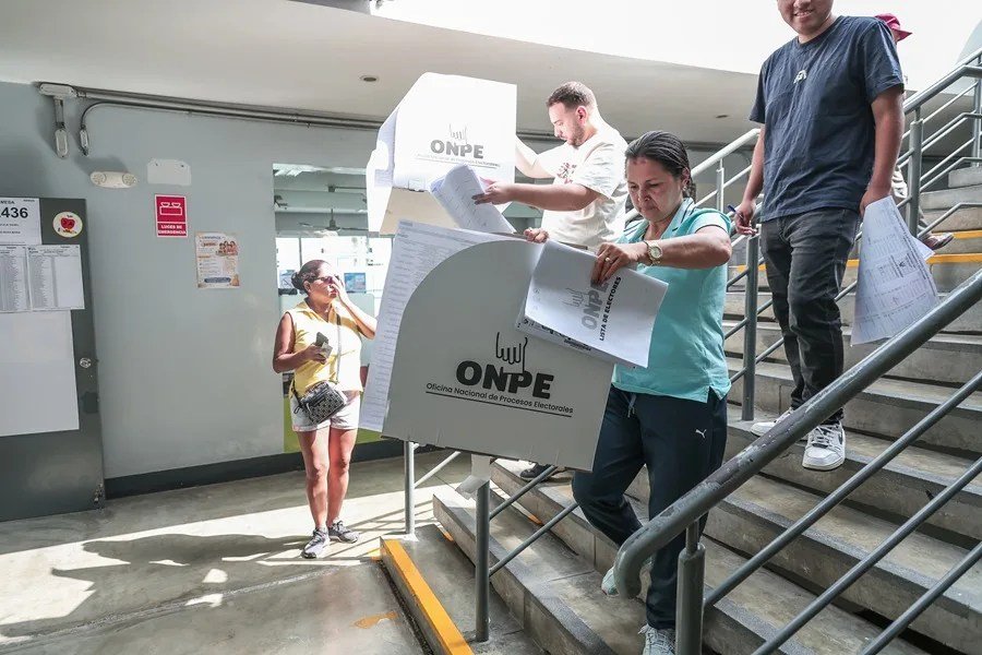 PERÚ: Inicia escrutinio de las elecciones de este domingo
