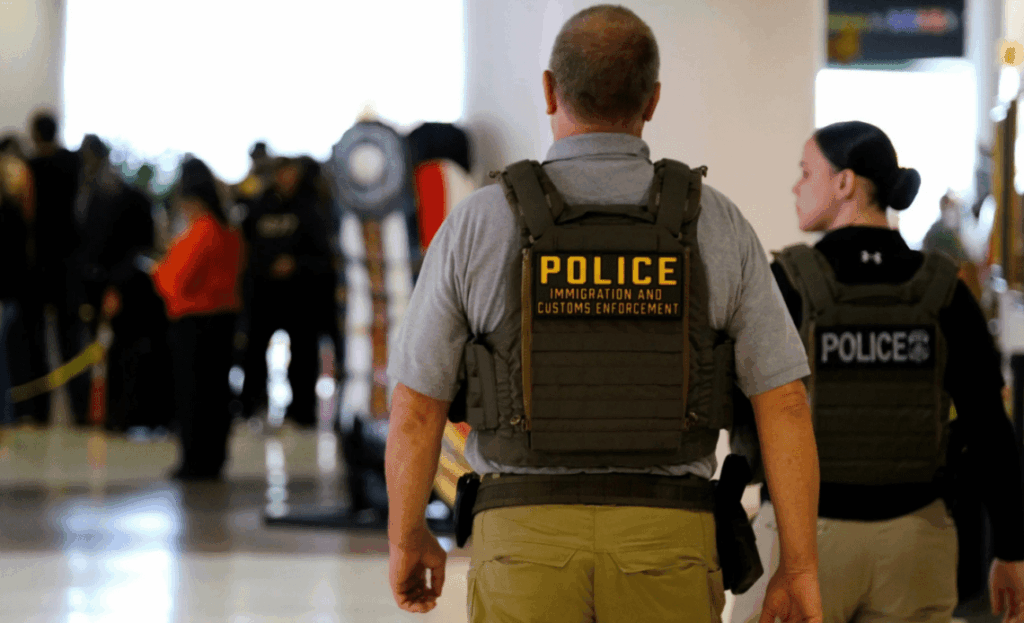 Orden Judicial: Impide ahora que la policía de ICE ingrese a viviendas sin autorización de un tribunal