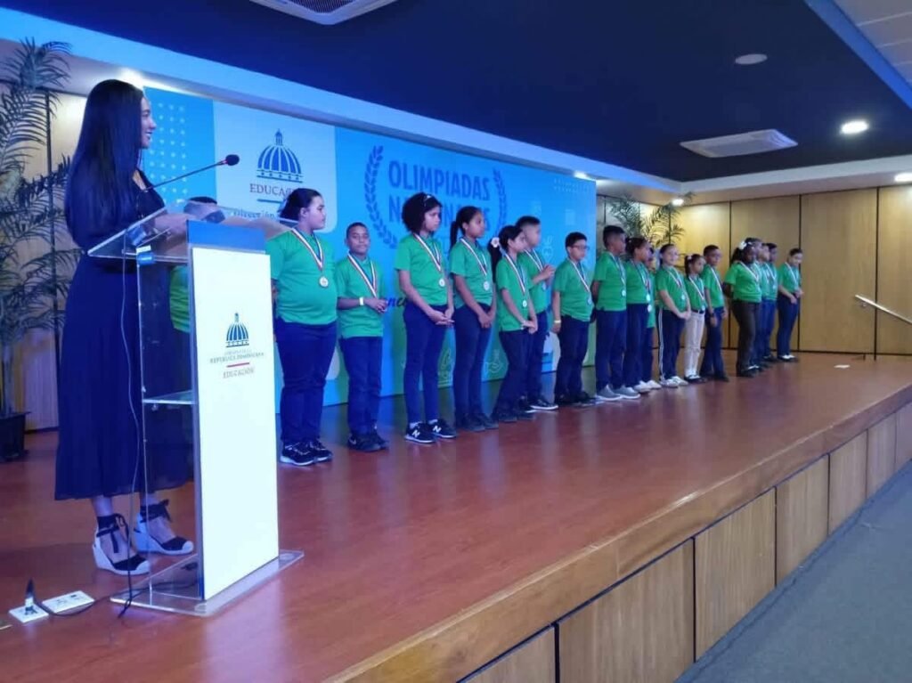 Regional 14 arrasa en Olimpiada Nacional de Ciencias y se corona como la más premiada del país