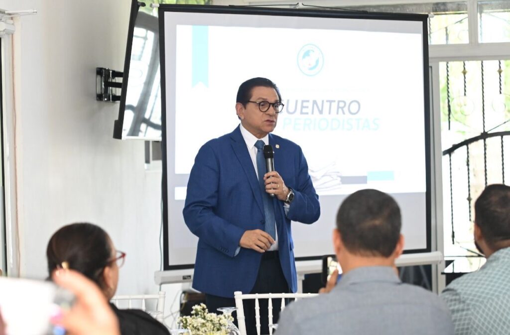 Senador Rivera resalta valor de prensa escrita en encuentro con periodistas y representantes gremiales