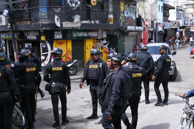 Intervienen calle 42 Capotillo y arrestan a siete por drogas