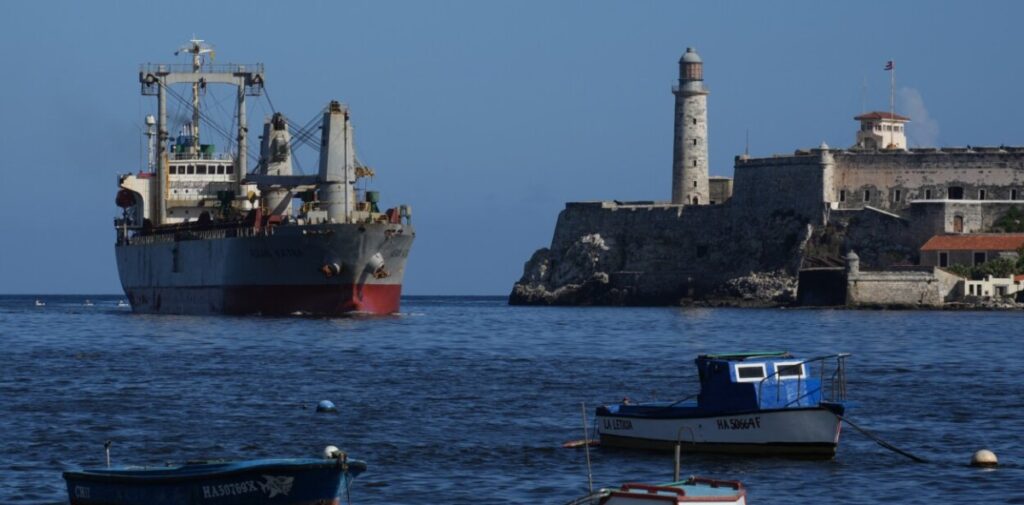 Alivio para la isla: buque comercial con ayuda de México y Uruguay arriba a La Habana