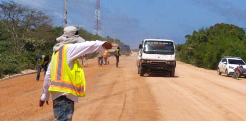 Carretera Enriquillo-Pedernales avanza, pero escasez de caliche y altos costos de terrenos retrasan obra