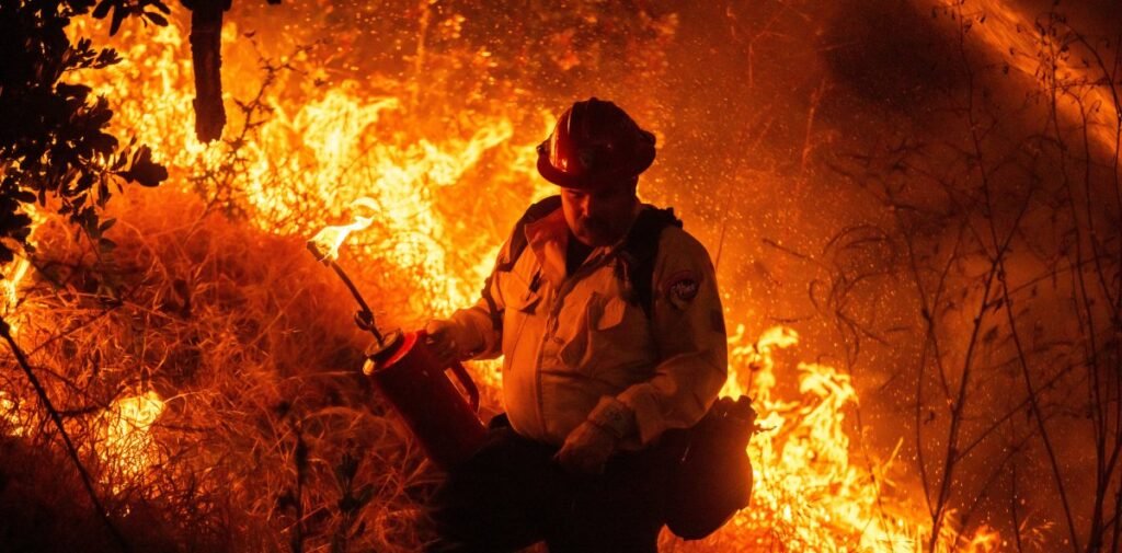 Infierno en California: más de 17,000 evacuados ante el avance sin control de un incendio forestal