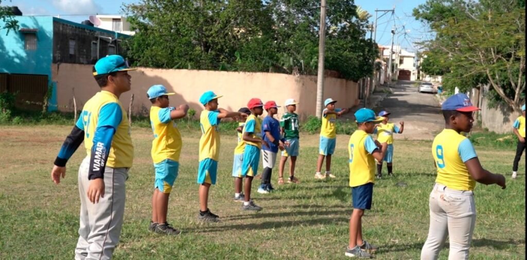 El latido huérfano del béisbol vive en las ligas barriales