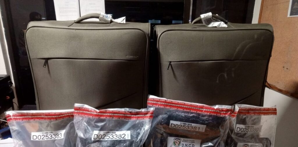 DNCD atrapa en el AILA a ciudadana estadounidense con más de siete kilos de cocaína rumbo a Madrid