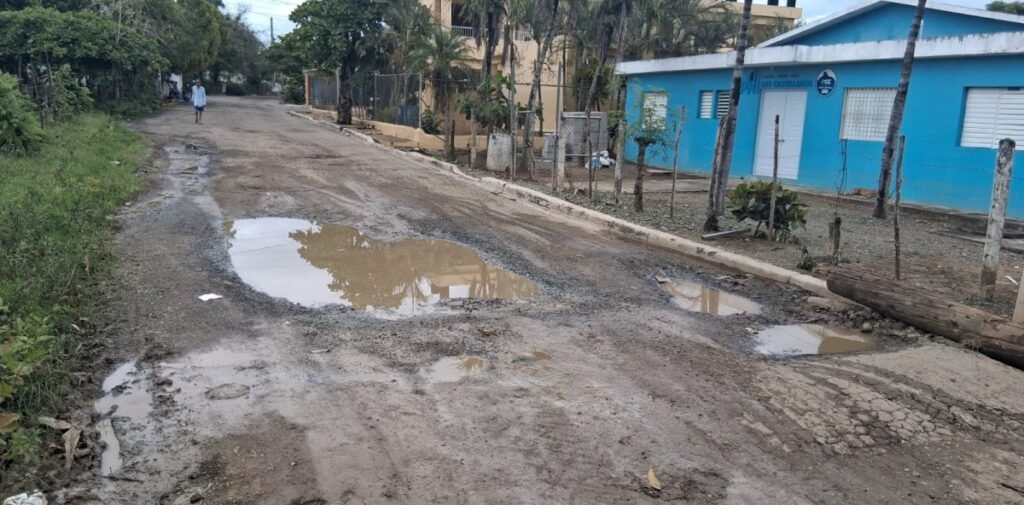 Productores agrícolas exigen asfaltado de camino en Angelina y advierten protestas
