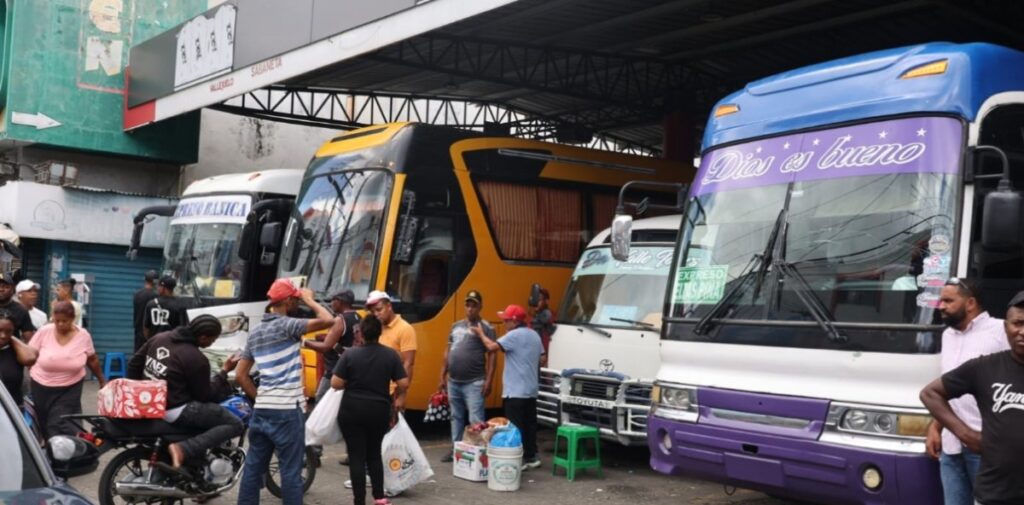 Suben tarifas de autobuses: Pasajeros enfrentan nuevos desafíos