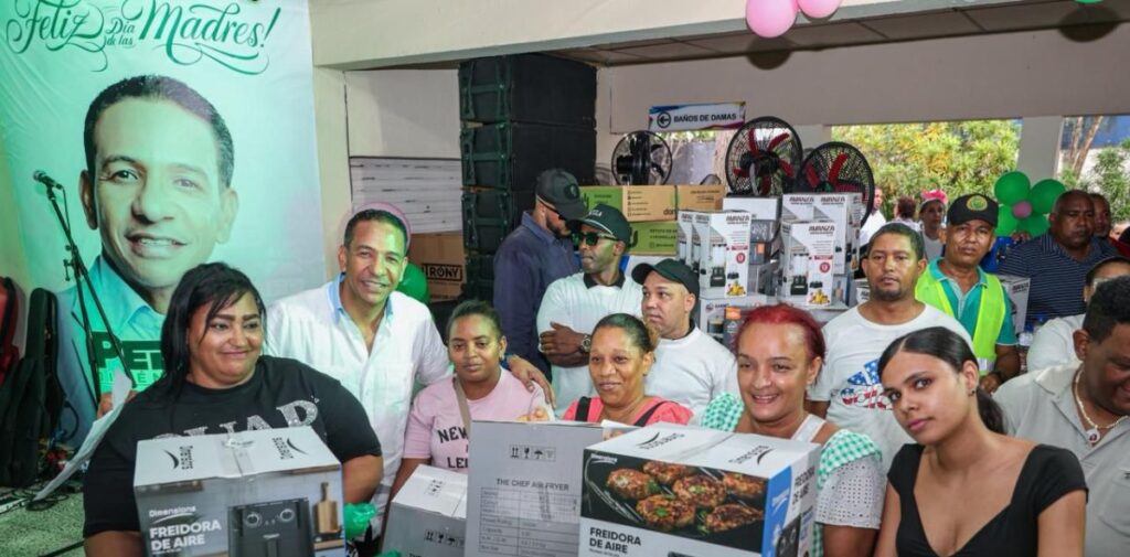 Cientos de madres son reconocidas durante actividad encabezada por Pedro Jiménez