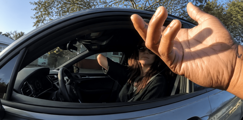 Agente detiene a mujer por usar el celular mientras conducía, pese a que le falta la mano derecha