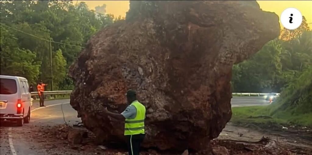 Desprendimiento de roca afecta tránsito en la Autopista del Nordeste