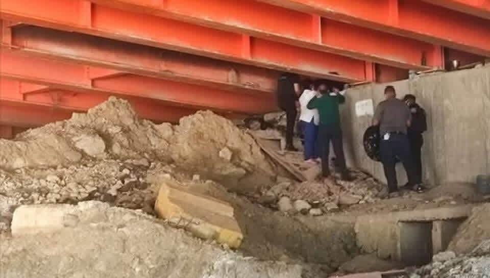 Hallan cuerpo calcinado debajo de puente en la autopista Duarte