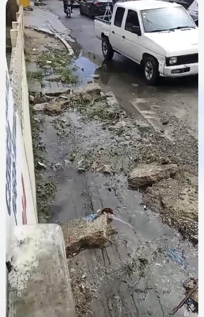 Denuncia comunitaria por acera destruida y abandono de obra en Las Caobas