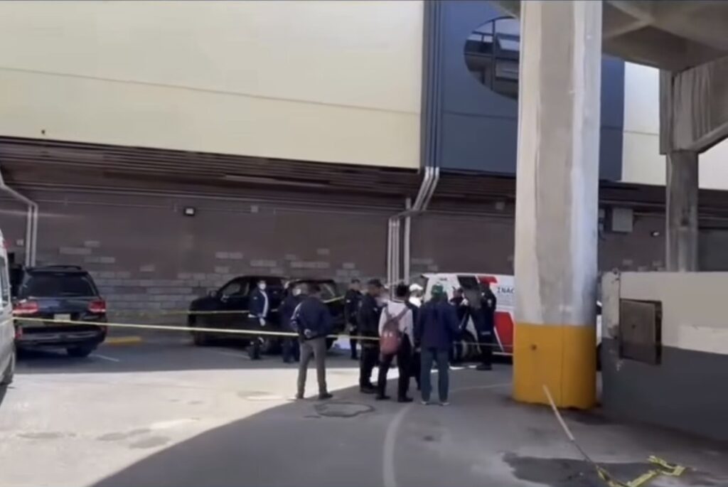 Policía Nacional investiga muerte de hombre tras caer desde el cuarto piso de Plaza Central.