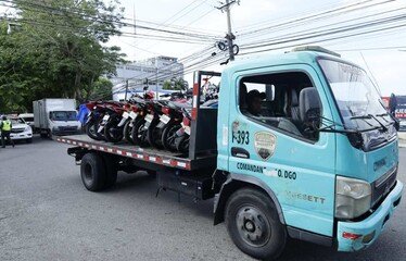 Operativo en Los Jardines del Norte contra motoristas que invaden aceras y circulan en vía contraria