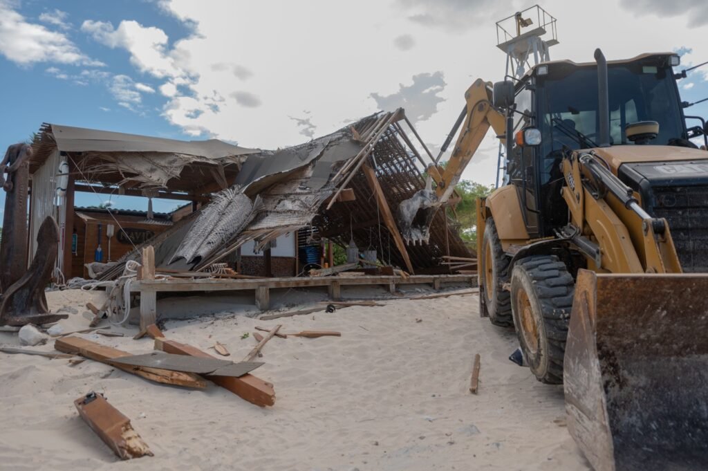 Retiran estructuras de El Navío Bar & Seafood en Pedernales por ocupar franja protegida