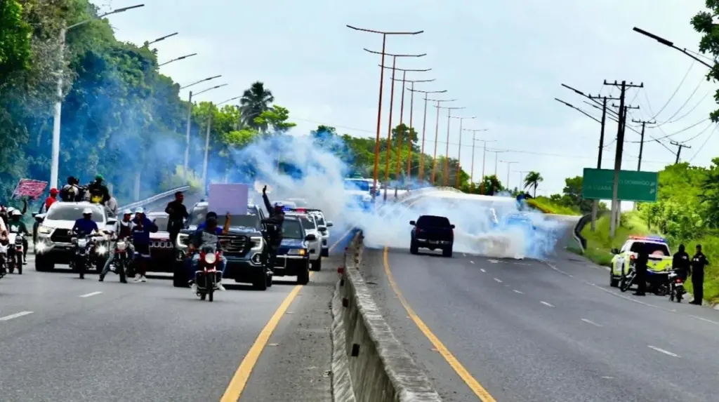 Policía dispersa con bombas lacrimógenas marcha en apoyo a planta de reciclaje en Pedro Brand