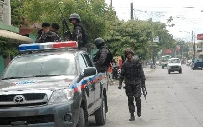 Policía abate a dos supuestos delincuentes en Hondo Valle