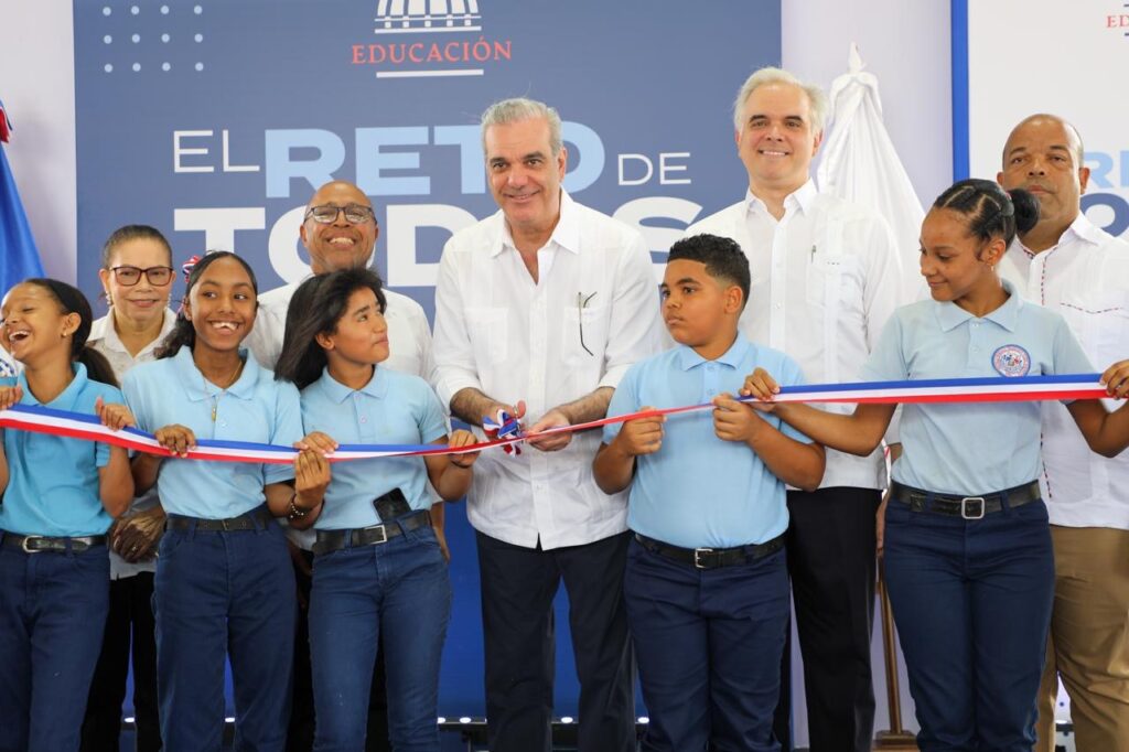 Presidente Abinader inaugura dos modernos techados escolares, uno en el Ensanche La Fe y otro en Las Palmas de Herrera, para fortalecer el deporte y la formación de cientos de estudiantes de ambos sectores