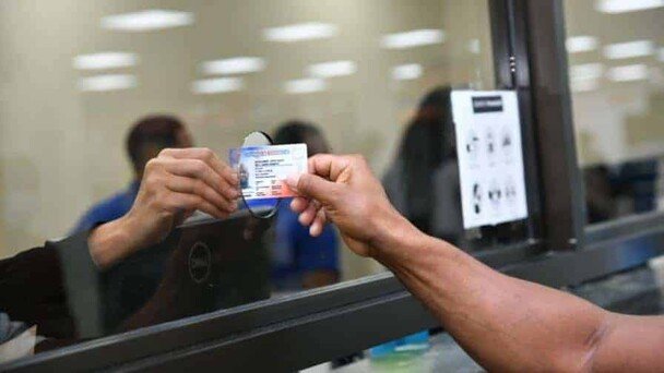 Presidente elimina por decreto renovación de licencia cada 2 años a mayores de 65 años