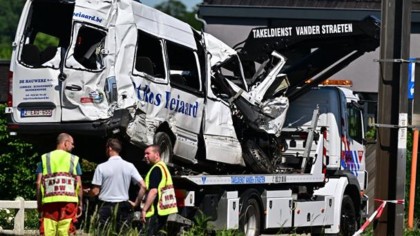 Al menos cuatro muertos tras colisión entre un tren y un autobús escolar en Bélgica