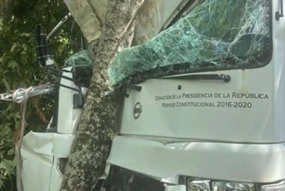 Están estables tres estudiantes y chofer de autobús escolar que resultaron heridos en accidente en Boca del Yuma