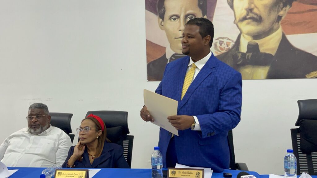 Regidores de FP truenan contra gestión municipal de SDO: «fondos estaban presupuestados y las obras quedaron en cero”