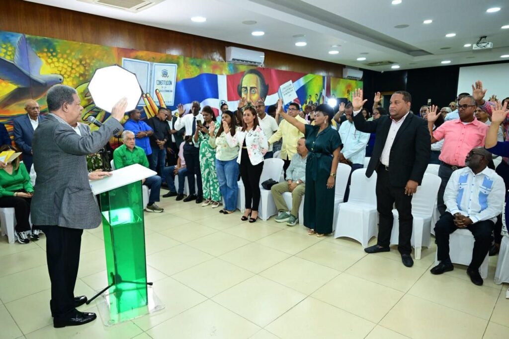Leonel juramenta en la FP amplio grupo de dirigentes magisteriales encabezados por Aura Heredia, afirma que la educación será su prioridad