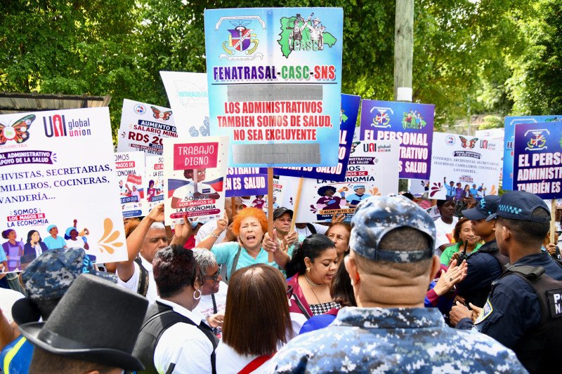 Trabajadores del sector salud protestan por los bajos salarios en la RD