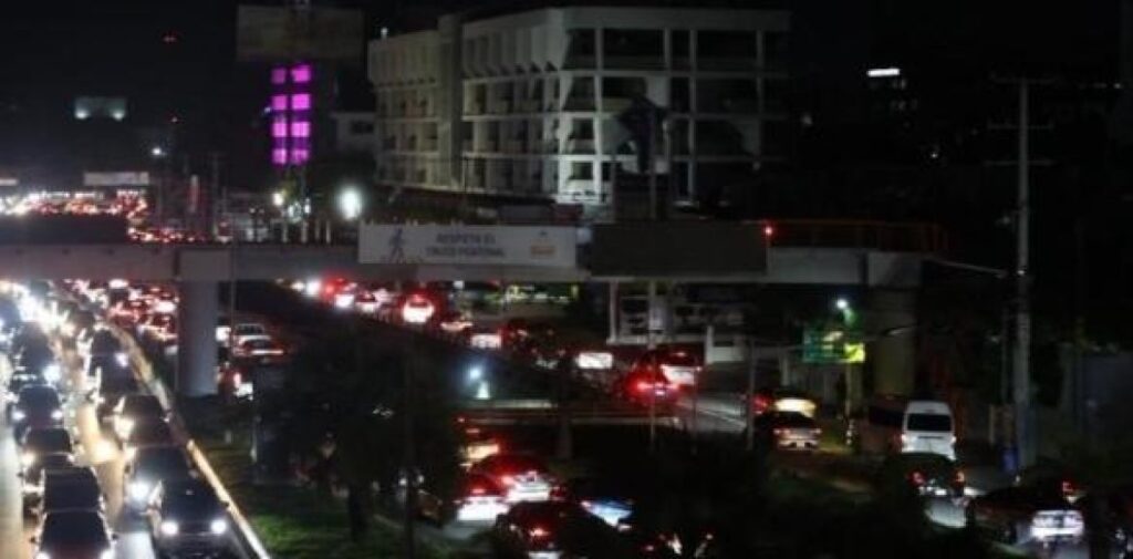 Apagones diarios generan caos y desesperación en la capital dominicana