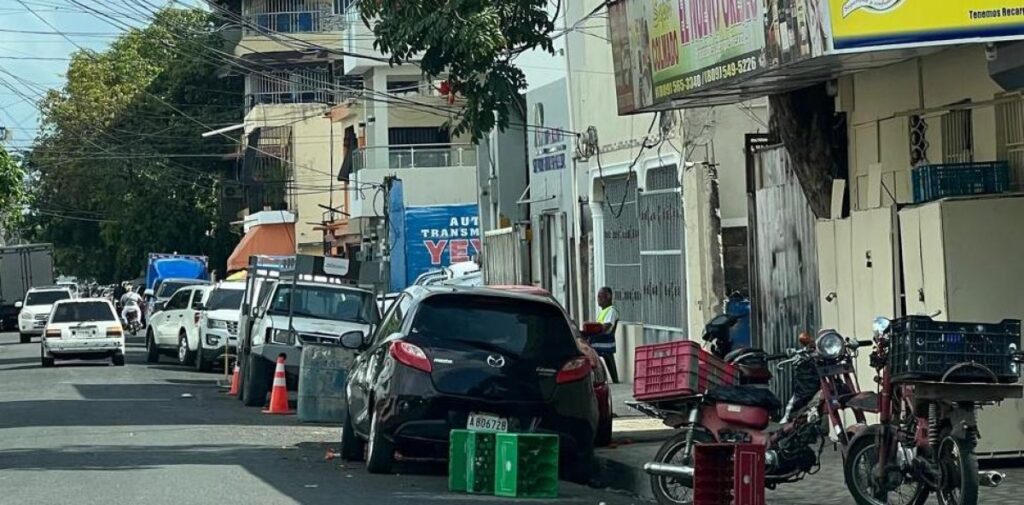 ¿Un barrio sin ley? El Ensanche La Fe se convierte en un «secuestro vial» donde caminar es un acto de supervivencia